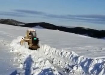 (VIDEO) Trud i želja jači od pešterske hladnoće! Čišćenje snijega u ekstremnim vremenskim uslovima na Pešteri