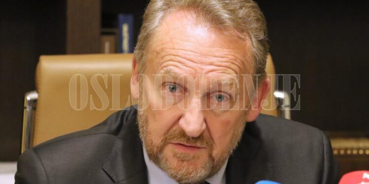 Izetbegović: Uz pritiske iz Beograda i Zagreba ne dozvoljavamo da se krene u kolaps i postupno stvari pomičemo u pozitivu