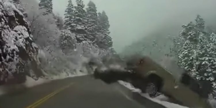 (VIDEO) AUTO KAMEROM SNIMLJENA STRAVIČNA NESREĆA: DVA VOZILA SE PRVO SUDARILA NA CESTI PA ONDA PALA NIZ LITICU