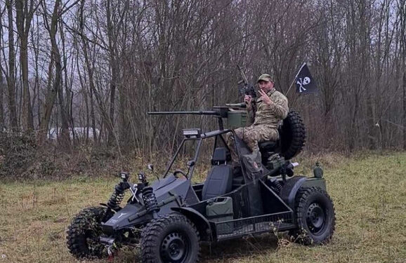 SKLAPA VOZILA OD STARIH DIJELOVA “Pobjesneli Maks” vozi po bijeljinskim NJIVAMA (FOTO)