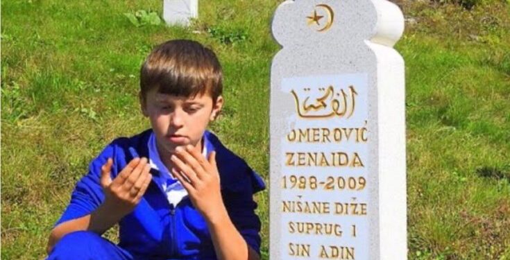 (VIDEO) Adin Omerović od novca iz kasice kupio nišane za mamu koja je preminula kada je imao 20 dana