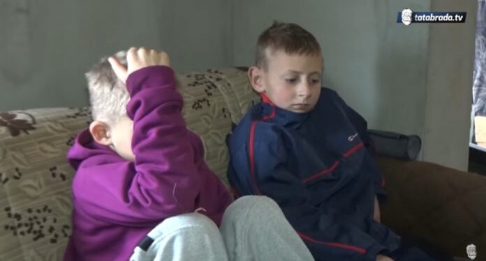(VIDEO) BOLNA PRIČA IZ BIH: MUHAMEDA I RASIMA MAJKA OSTAVILA PRIJE 7 GODINA, BABO RESUDIN SAM BRINE O NJIMA