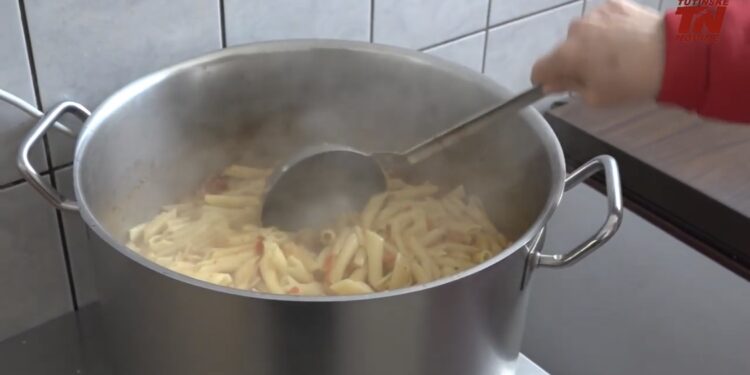 (VIDEO) Crveni krst u Tutinu dnevno dijeli 550 kuhanih obroka