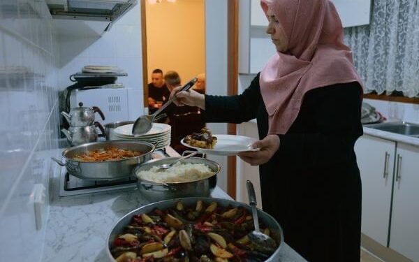 DA LI JE ŽENA DUŽNA SLUŽITI SVEKRA I SVEKRVU?