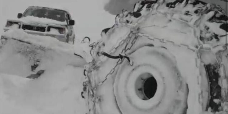 Skoro pola metra snega u Sjenici: Pojedini putni pravci neprohodni, bez struje 17 sela (FOTO)