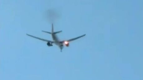 DRAMATIČNE SNIMKE OBIŠLE SVIJET: Zapalio se motor Boeinga 777, otpadali dijelovi, pilot prinudno sletio
