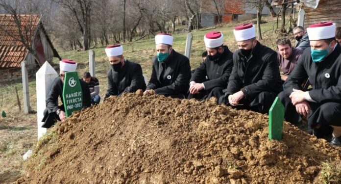 UMRLA JE JOŠ JEDNA SREBRENIČKA MAJKA: FIKRETI HANDŽIĆ KLANJANA DŽENAZA