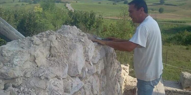 Mesud Keranović je musliman koji obnavlja srpsku crkvu kod Cazina