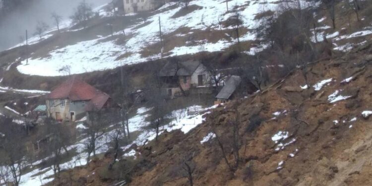 Veliko klizište u beranskom selu Mezgale: Ugrožena imanja i voćnjaci