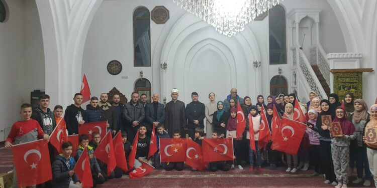 Udruženje Turaka u Srbiji poklonilo 200 Kur’ana Sultan Fatih džamiji u Tutinu
