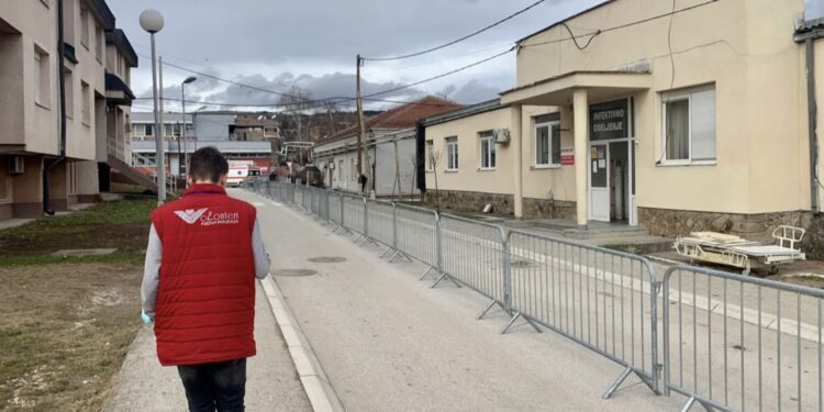 NOVI PAZAR: Porast broja hospitalizovanih! Preminuo jedan pacijent