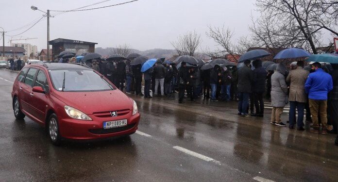 Zukorlićeve pristalice ponovo se okupile kod Velikog groblja u Novom Pazaru da brane sprovođenje sudske odluke