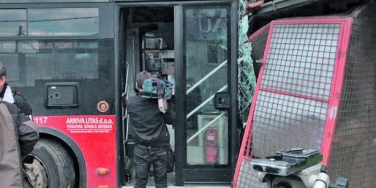 U Nišu uhapšeni Pišonja i Žuga: Pijani ukrali autobus i napravili haos, pa se zakucali u stub