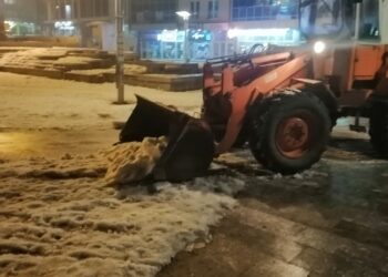 (FOTO+VIDEO) VEČERAS SE UKLANJA LED I SNIJEG SA TRGA ŠEMSUDINA KUČEVIĆA