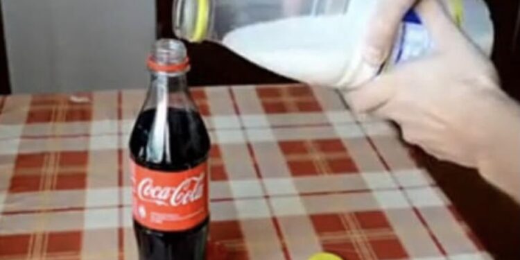 (VIDEO) ČOVJEK POMIJEŠAO COCA COLU I MLIJEKO: Pogledajte šta se desilo nakon 6 sati!