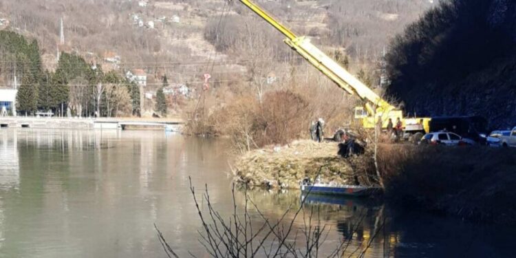 RONIOCI ŽANDARMERIJE U POTRAZI ZA NESTALIM PRIJEPOLJCEM NA DNU LIMA PRONAŠLI KOMBI VOZILO