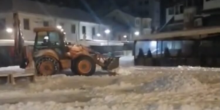 (VIDEO) KOMUNALNO PREDUZEĆE GRADAC OČISTILO SNIJEG SA ULICA I TRGA U TUTINU