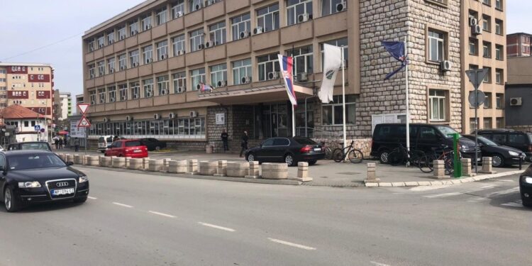 Lokalni Krizni štab Novog Pazara: Mere zatvaranja se ne odnose na preduzeća i fabrike, šalterska prodaja hrane i pića zabranjena