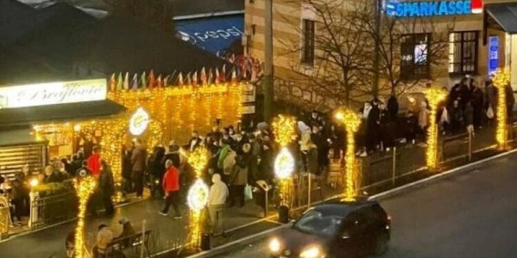 Sejo Brajlović besplatno dijeli meso, red ispred njegovog restorana na Ilidži