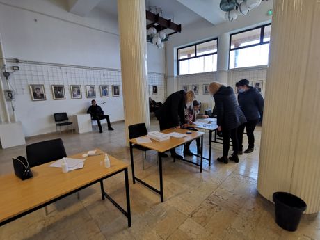 Žena preminula nakon što joj je pozlilo na biračkom mjestu u Kosjeriću