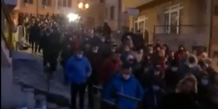 Solidarnost sa osumnjičenima za prebijanje: Kršenje mjera na protestu u Bijelom Polju