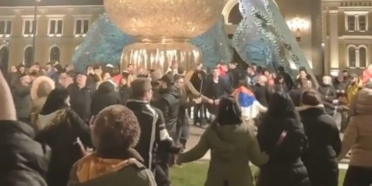 U Srbiji veselje: Građani se okupili ispred spomenika Stefanu Nemanji i zaigrali Užičko kolo