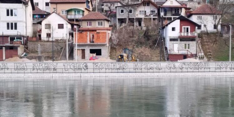 U Prijepolju osvanuo grafit podrške uhapšenom vođi navijača Partizana Veljku Belivuku