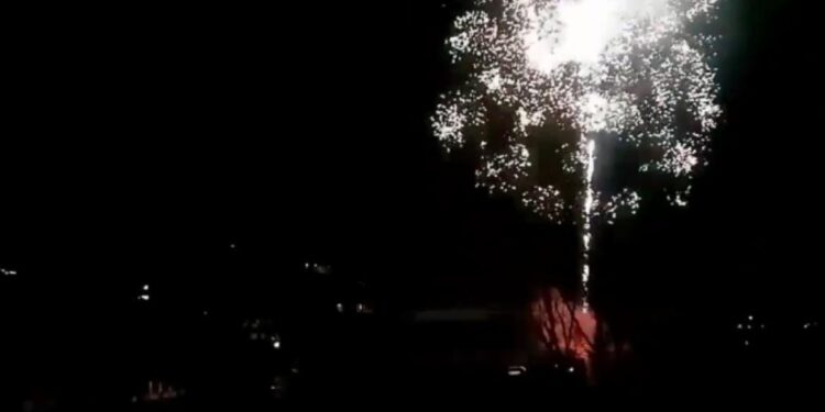 Navijači PSG-a vatrometom u četiri ujutro budili igrače Barcelone (VIDEO)