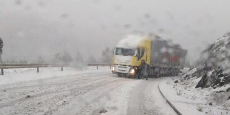 Zavejano šest mjesnih zajednica u Novoj Varoši, zbog jakih padavina mehanizacija ne može na teren
