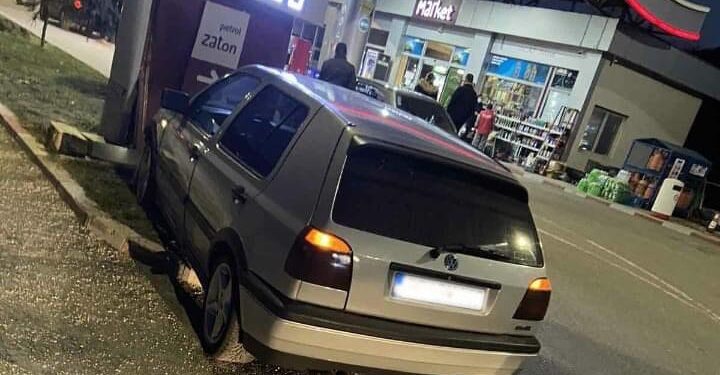 SAOBRAĆAJNA NEZGODA U BIJELOM POLJU: GOLFOM UDARIO U BENZINSKU STANICU