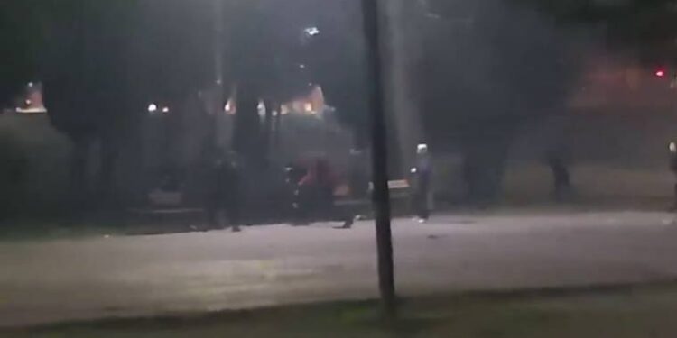 HOROR U PODGORICI: BRUTALNA MASOVNA TUČA U DVORIŠTU ŠKOLE, MALOLJETNIK NOŽEM POKUŠAO DA UBIJE TINEJDŽERA