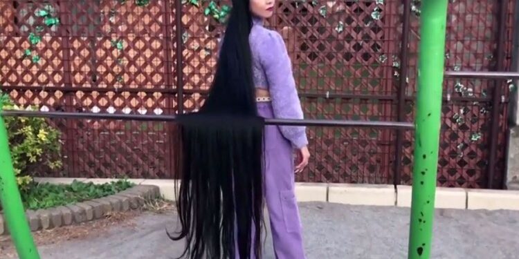 ZLATOKOSA’ 21. VIJEKA, VEĆ 15 GODINA NE SKRAĆUJE SVOJU KOSU