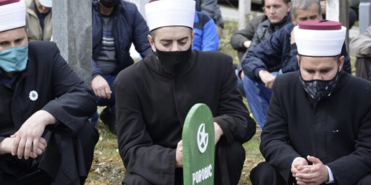 NAJSTARIJOJ SREBRENIČKOJ MAJCI MUŠKI POROBIĆ KLANJANA DŽENAZA