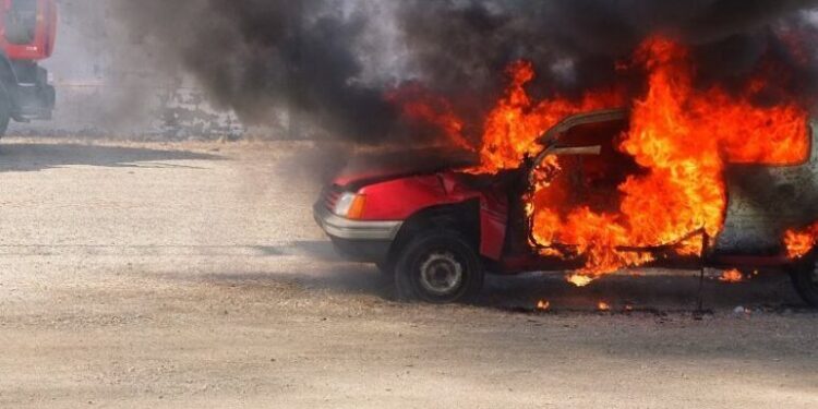 Novi Pazar – Izbušio gume, razbio stakla i farove a onda zapalio automobil