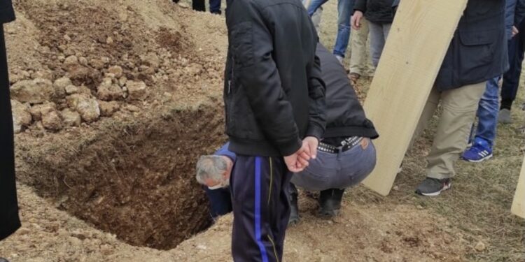 FOTOGRAFIJA IZ TRAVNIKA LOMI SRCE: DJEČAKOV NEVINI POGLED PREMA KABURU U KOJI SPUŠTAJU NJEGOVU MAJKU