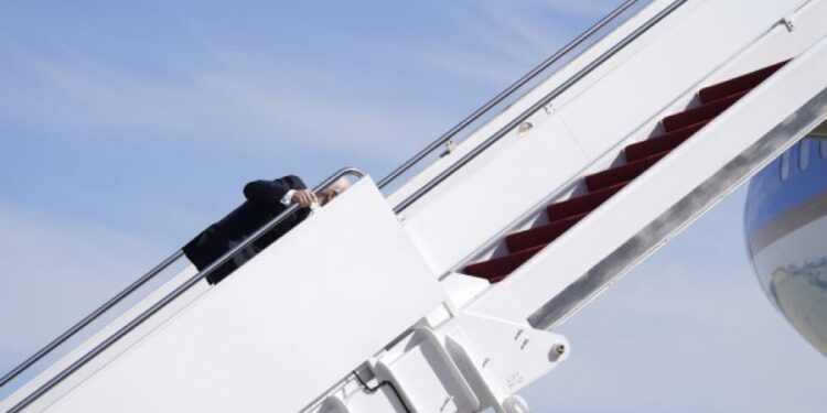 Bajden pao prilikom ulaska u avion (VIDEO)