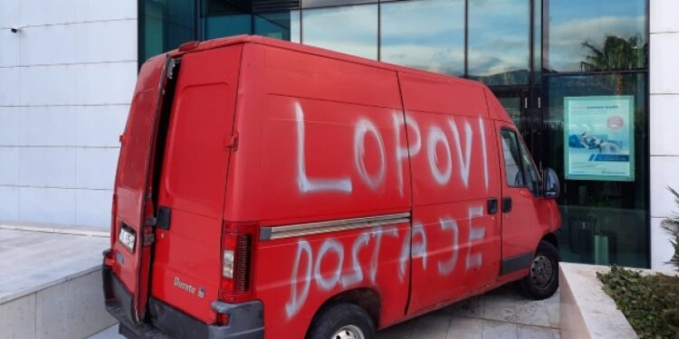 Splićanin blokirao banku kombijem na kome je napisao “Lopovi. Dosta je”