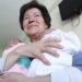 Rodila je blizanke sa 64 godine: Oduzeli su joj mališane ‘jer nije sposobna brinuti o njima’