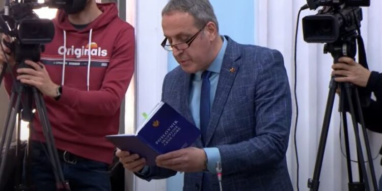 Burna skupština Crne Gore na Cetinju: poslanik bacio Poslovnik, udaljen iz sale