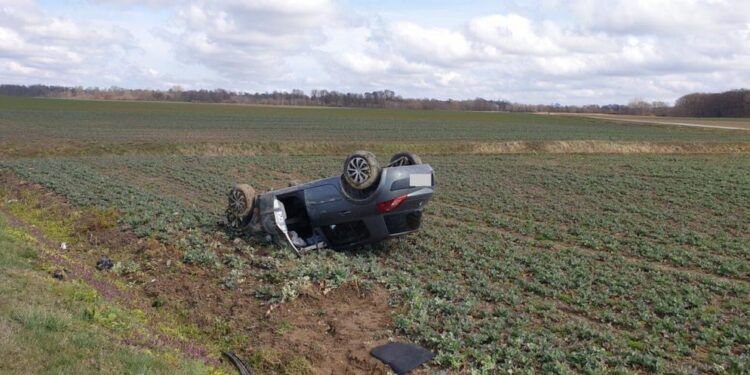 Auto završilo na krovu u polju: U njemu su bili trudna žena, dijete i muškarac
