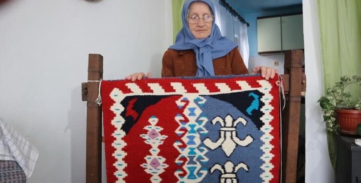 TRENUTNO TKAM ĆILIM S GRBOM BIH IZ 1792. GODINE: MAJKA IZ SREBRENICE TUGU I SAMOĆU LIJEČI RADOM U BAŠČI I TKANJEM ĆILIMA