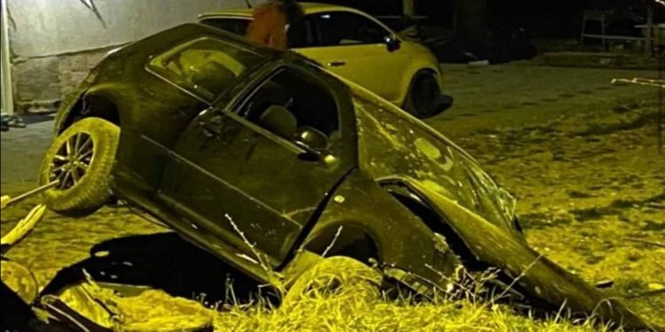 Novi Pazar: Automobil SLETIO s kolovoza u privatni posjed!