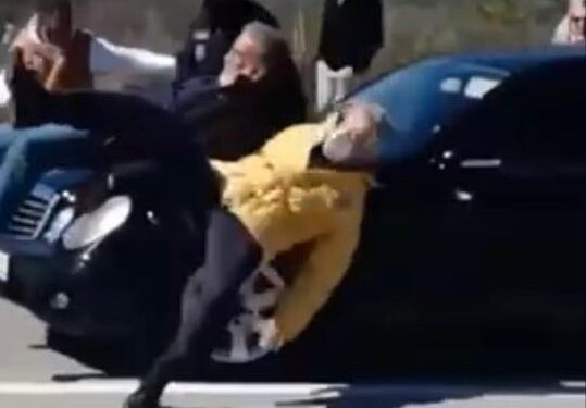 (VIDEO) HAOS U CRNOJ GORI: ŠOKANTNO Službenim autom na patriote, troje lakše povrijeđenih, identifikovan vozač