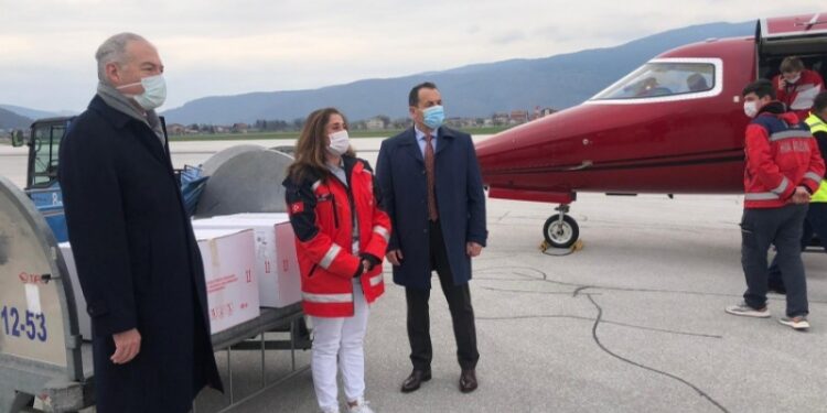 Nova donacija iz Turske: Avion s 10.000 doza vakcina protiv COVID-19 sletio u Sarajevo