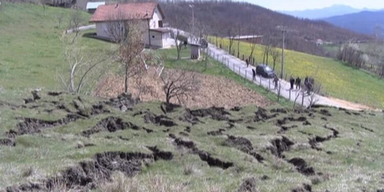 (VIDEO) Klizište u selu Sitniče presjeklo put