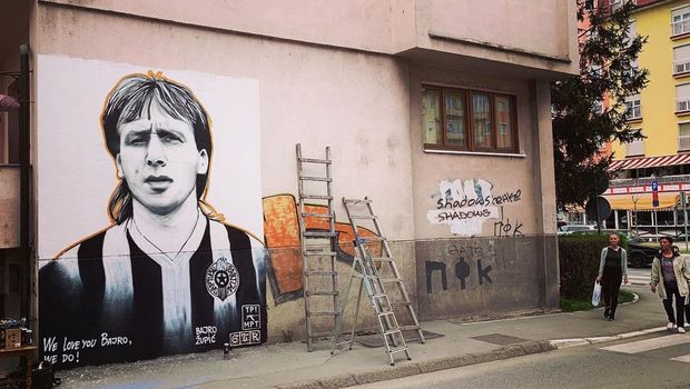 “Volimo te Bajro”: Mural legendarnom igraču Partizana pazarcu Bajru Župiću u centru Brčkog