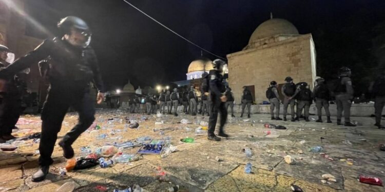 Izraelci monstruozno napali muslimane u Al-Aksi, Turska oštro osudila napad( FOTO, VIDEO)