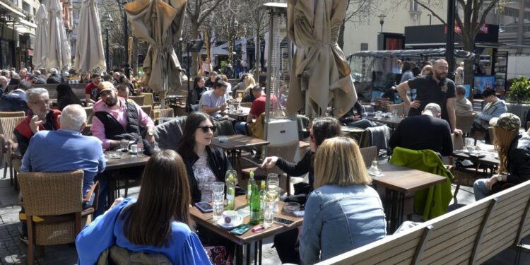 Krizni štab: Kafići i restorani od petka će raditi i u zatvorenom prostoru