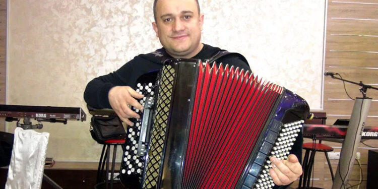 HUMANI GEST MUZIČARA IZ NOVOG PAZARA: POZVAO VLASNIKA IZGUBLJENE KOVERTE S NOVCEM DA MU SE JAVI