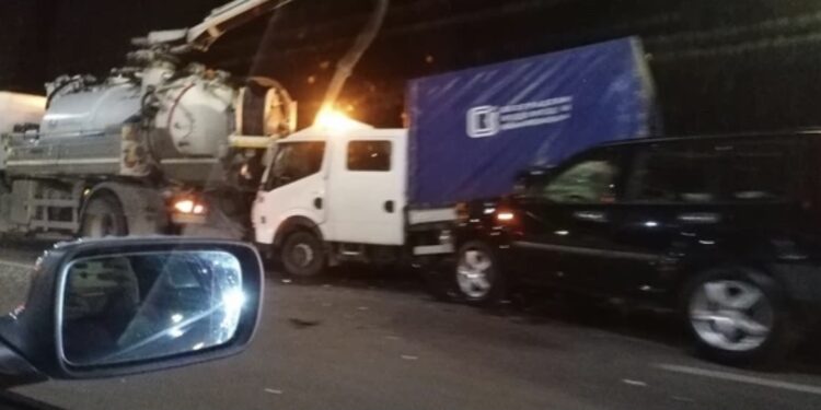 BEOGRAD: STRAVIČAN UDES NA MOSTU Sudarila se dva kamiona, a onda se u njih zakucao automobil, povrijeđeni MAJKA I DIJETE (FOTO)